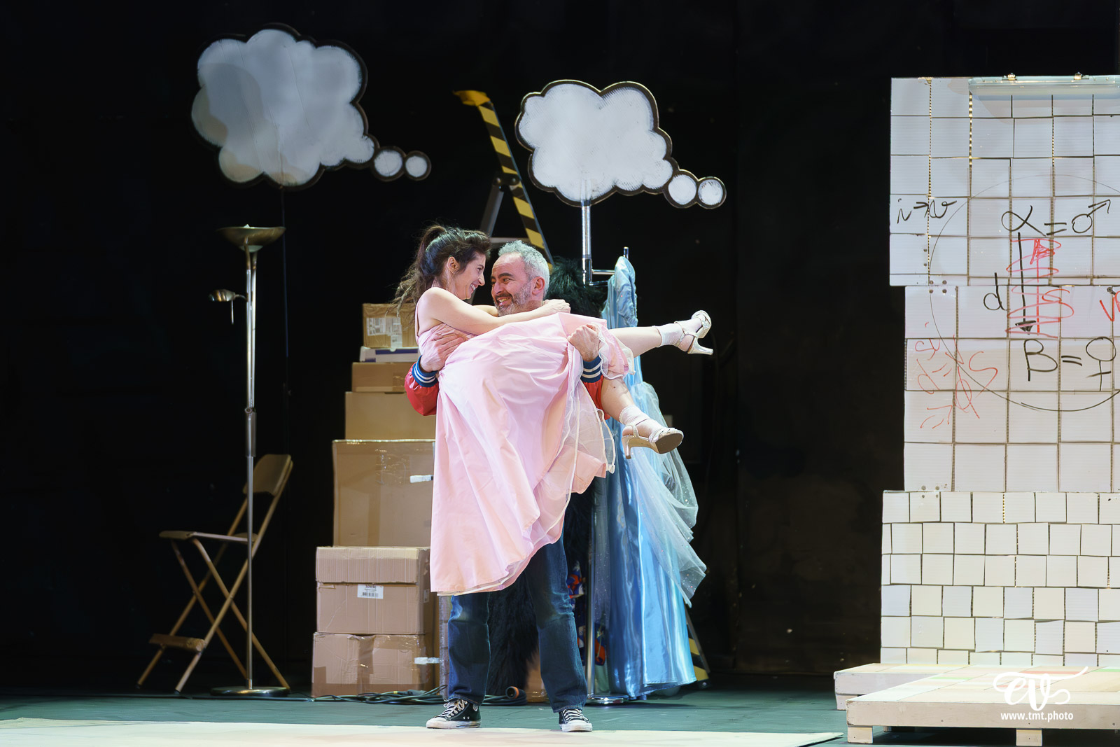 TMTPHOTO DERRIERE LE HUBLOT SE CACHE PARFOIS DU LINGE (LES FILLES DE SIMONE) 021